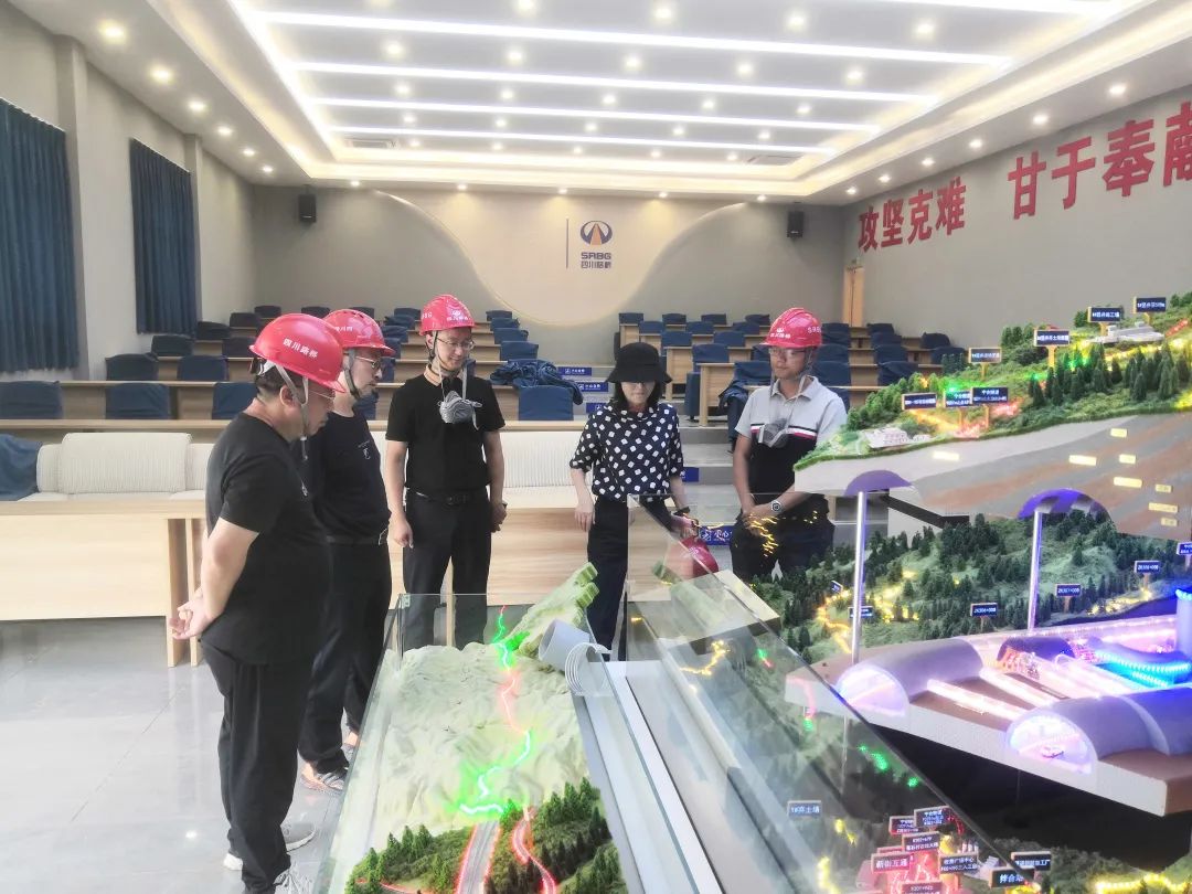 四川路橋副總工程師鄧運(yùn)祥到寧攀高速ZCB1-6、ZCB1-7/8項(xiàng)目檢查指導(dǎo)工作