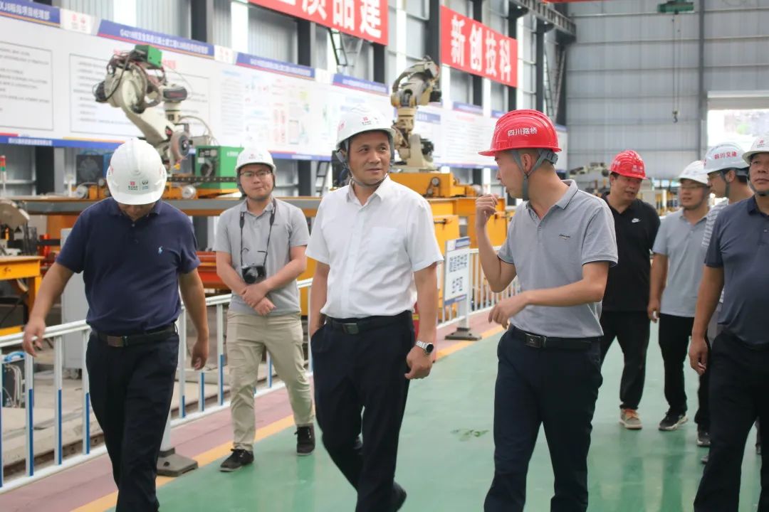 四川路橋黨委委員、紀(jì)委書記朱年紅到宜金高速XJ8標(biāo)檢查指導(dǎo)工作