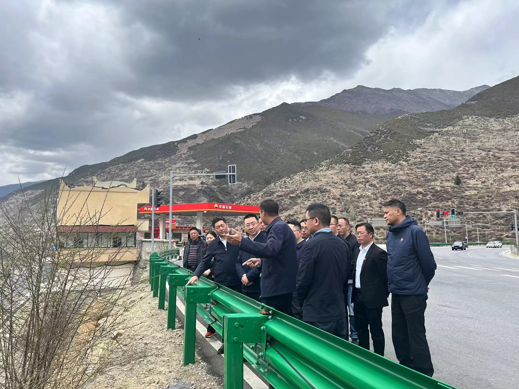 阿壩州委常委、州紀(jì)委書記、監(jiān)委主任袁震到都四山地軌道交通項(xiàng)目DSZH標(biāo)檢查指導(dǎo)工作