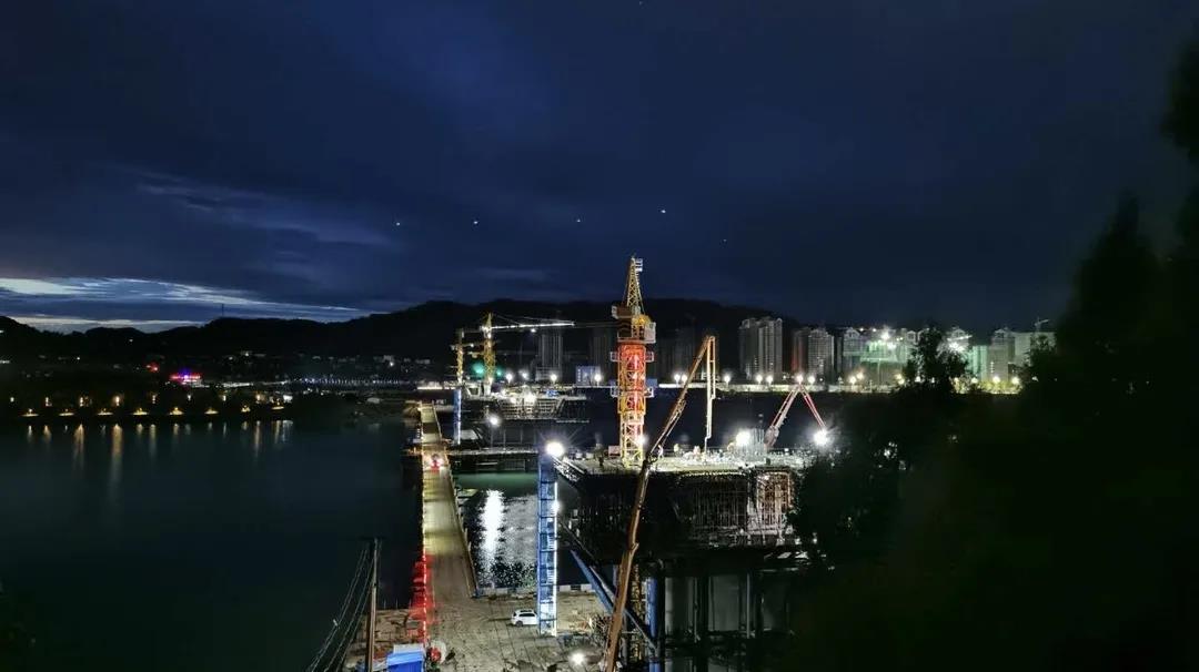 南部嘉陵江三橋主橋1#墩最后一個41米超寬超大角度斜腹板0#塊成功完成澆筑！